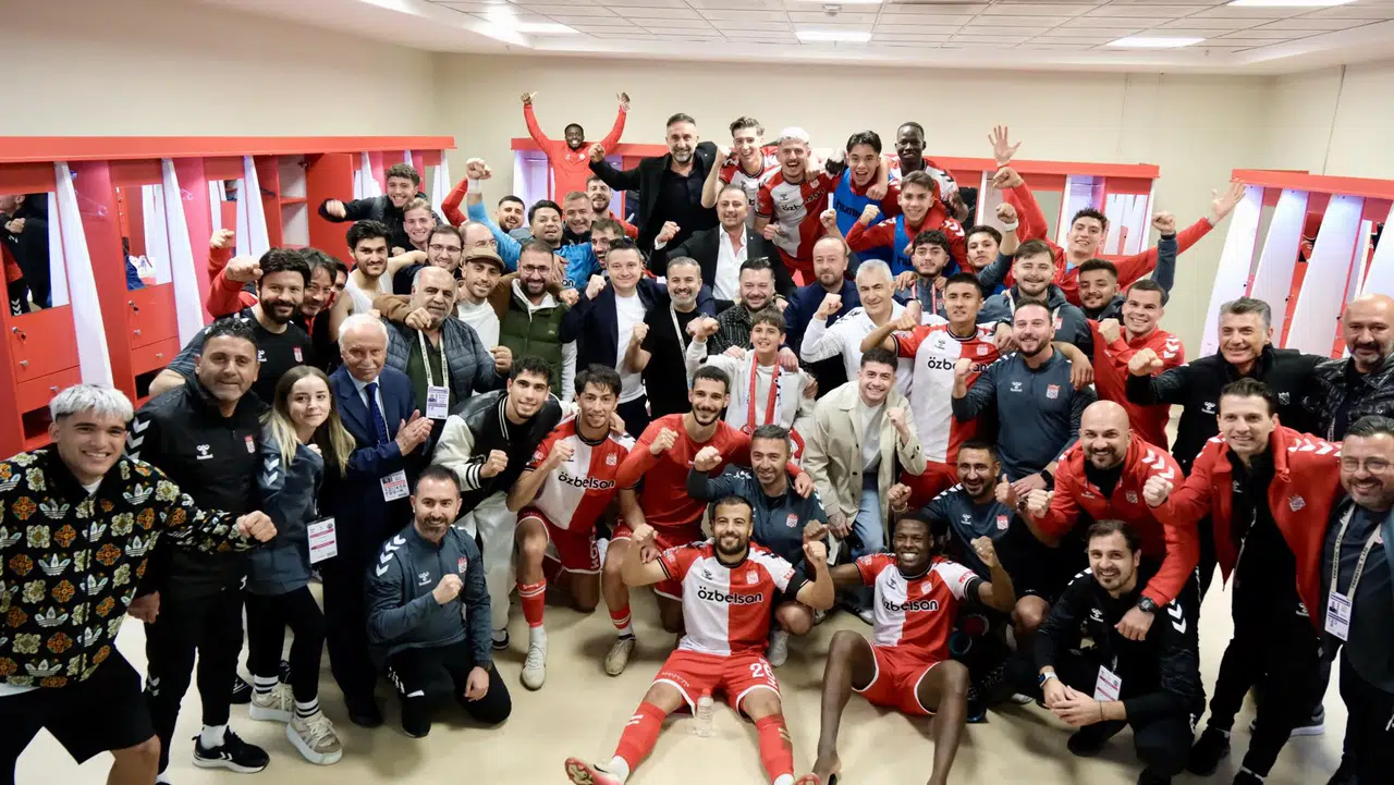 Sivasspor’un galibiyet pozu sosyal medyayı salladı! “Zafer Bizim”