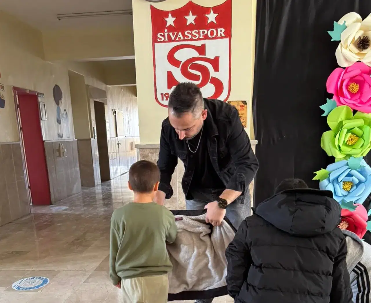 Ellisekiz ve Legend Grupları Sivas'ta Yüzlerce Çocuğun Kahramanı Oldu