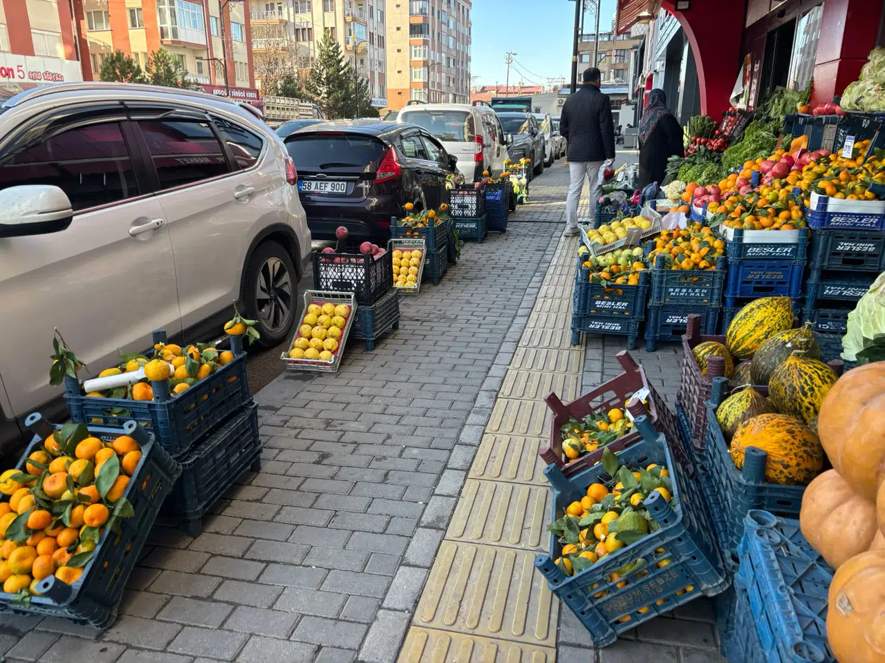 Sivas'ta Kaldırımlar Yayanın Değil Beşler Market'in!