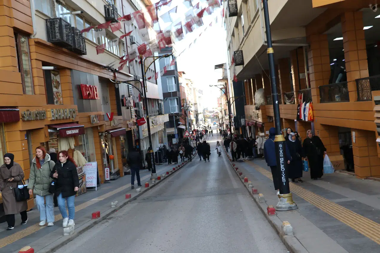 Sivas Sokaklarında Kalabalık Var, Aradığını Bulan Çok Az!