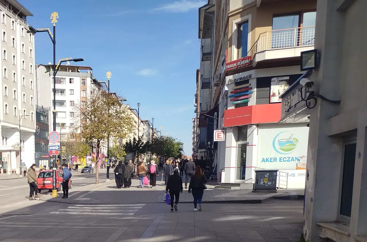 Sivas’ta Ezber Bozan Hafta Sonu! Caddeler Yaz Günlerini Aratmadı