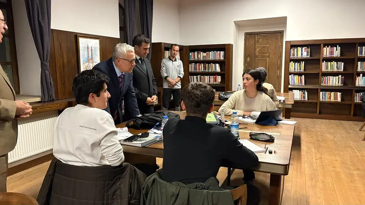 Sivas Numan Efendi Kütüphanesi'nde öğrencilerle sohbet