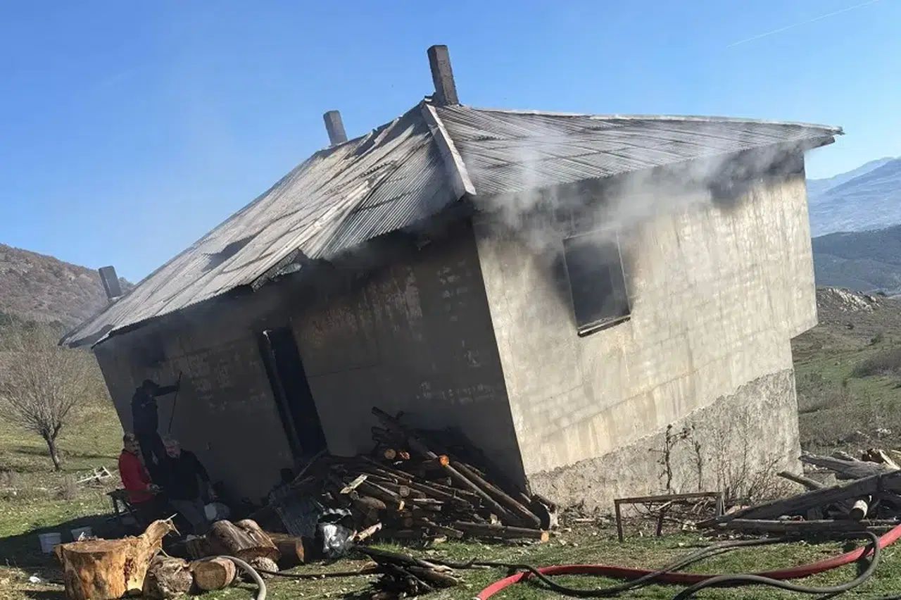 Sivas’ta yayla evi bir anda küle döndü