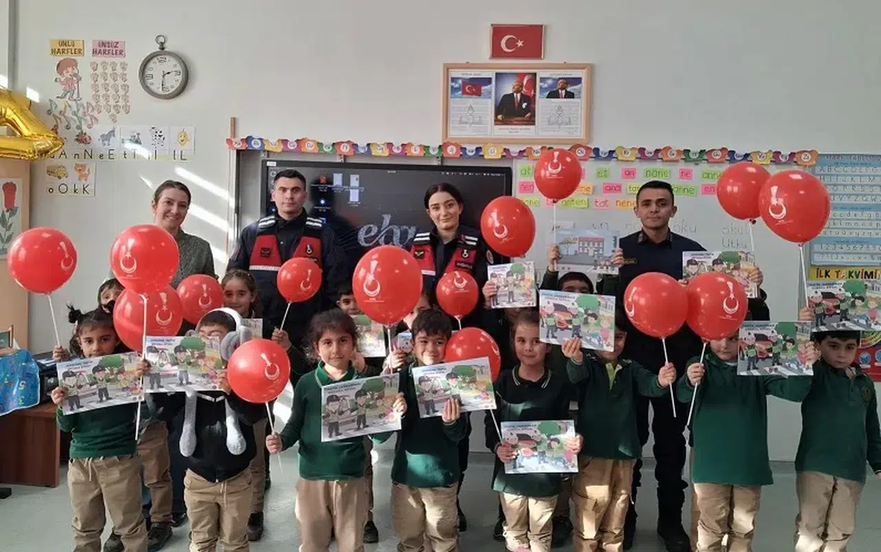 Sivas'ta Jandarmadan çocuklara anlamlı hediye