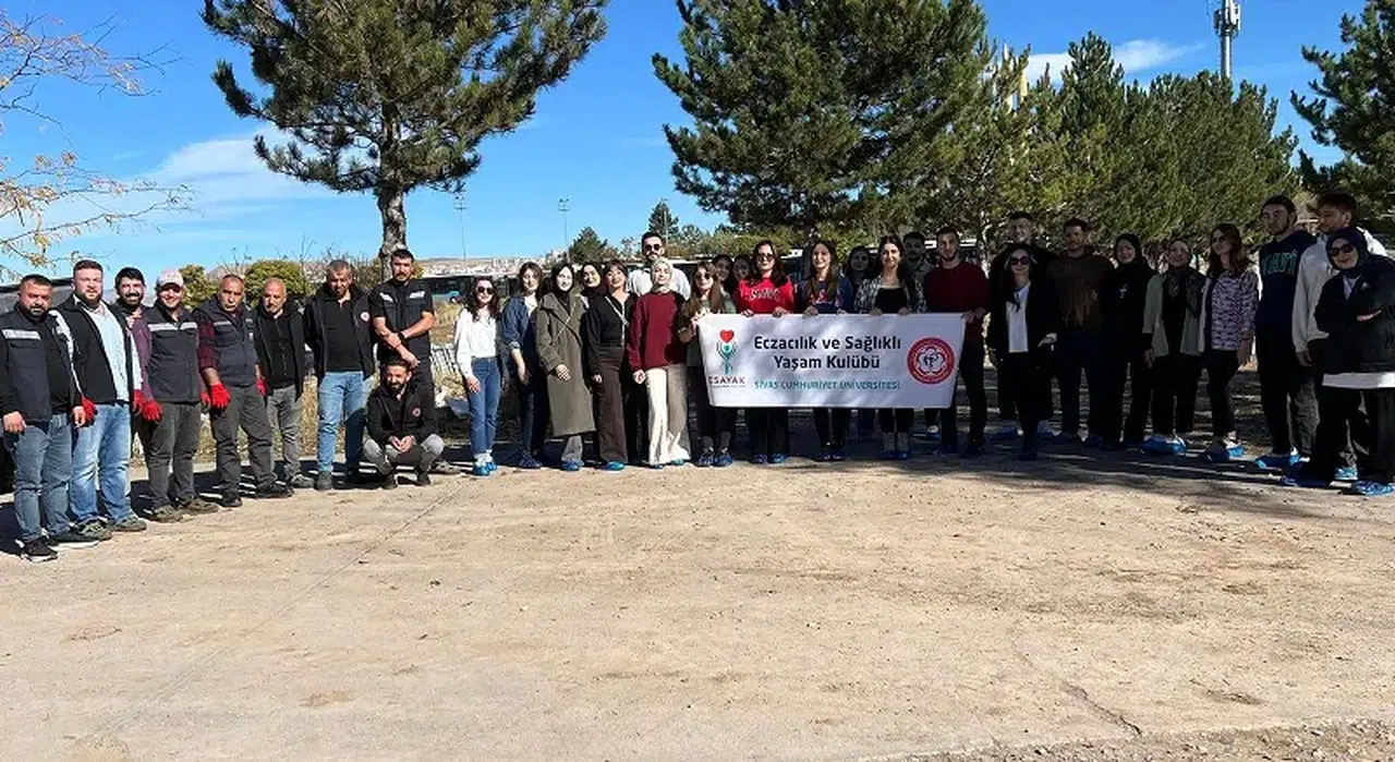 Sivas'ta üniversiteli gençlerden anlamlı fidan dikimi