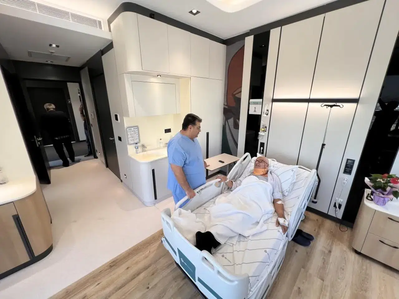 Bir gün önce ameliyat oldu, ertesi gün yürümeye başladı