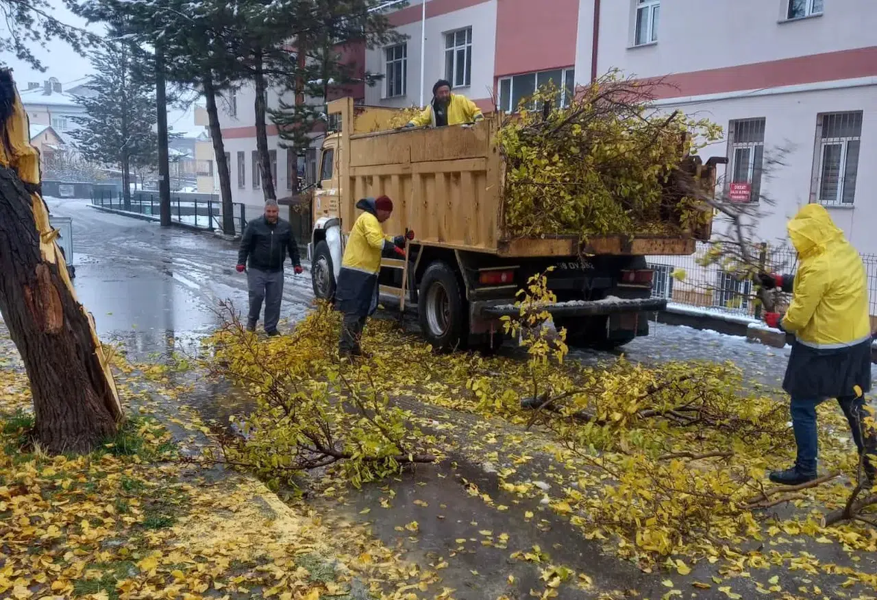 Sivas’ta Kar Yağışının Ardından Çalışmalar Aralıksız Sürüyor