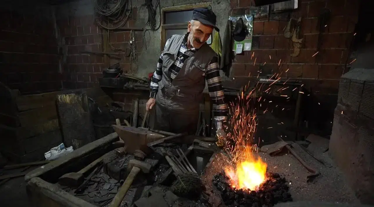 100 yıllık demirci ocağının son ustaları bu ateşi söndürmüyorlar