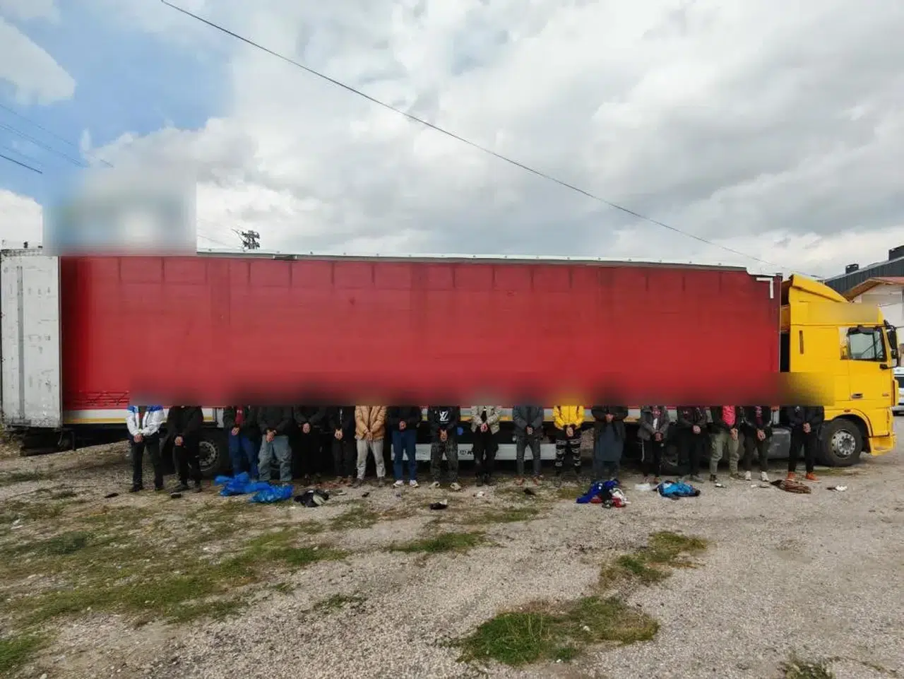 Sivas'ta 18 Kaçak Göçmen Tırın İçinde Yakalandı!