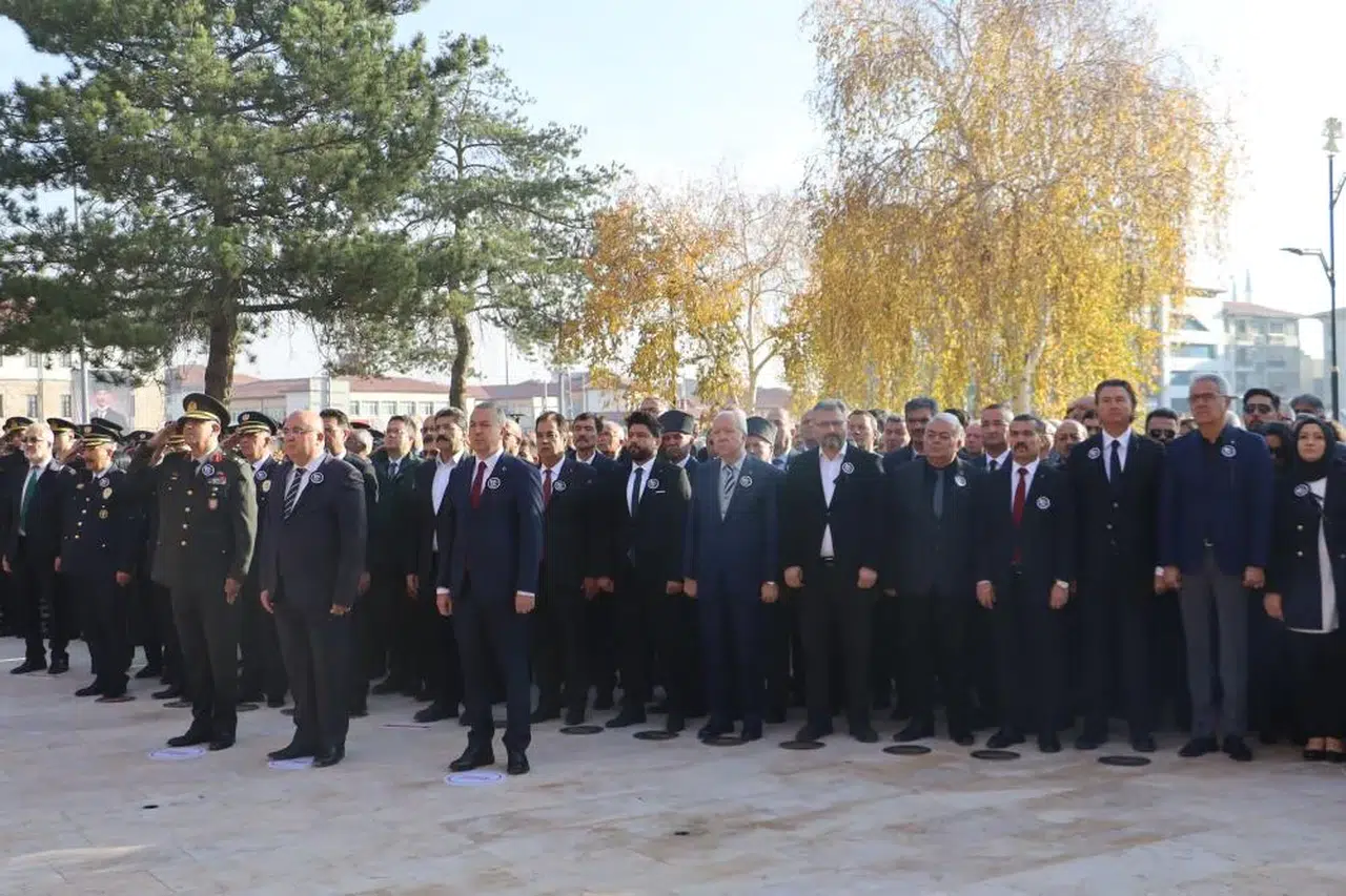 Sivas Meydanı’nda duygu dolu anlar: 10 Kasım’da büyük saygı