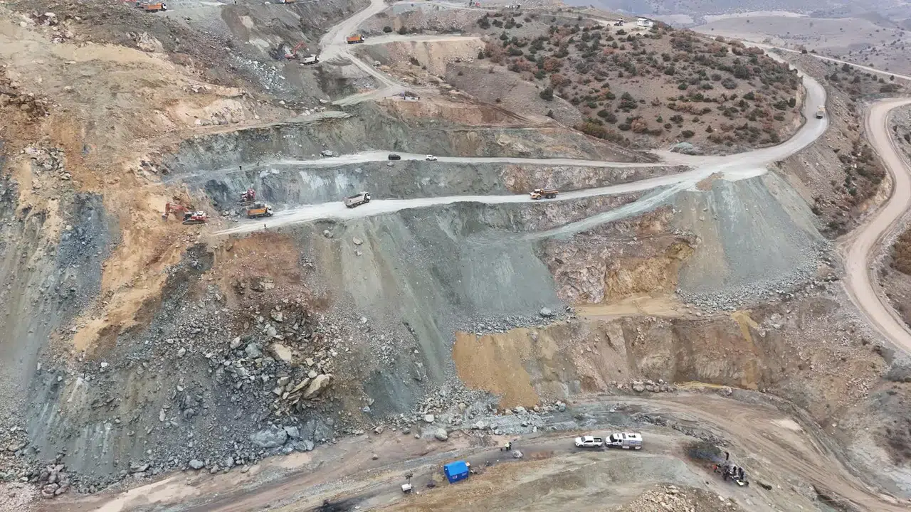 Sivas Divriği'deki Maden Kazasında 14. Gün! Ekipler İz Bulmak İçin Zamanla Yarışıyor!