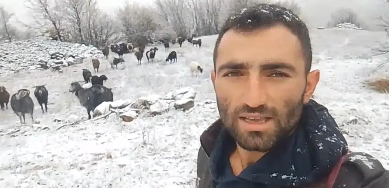 Yaylada kar sürprizi! Çoban kar yağışına türküyle direndi
