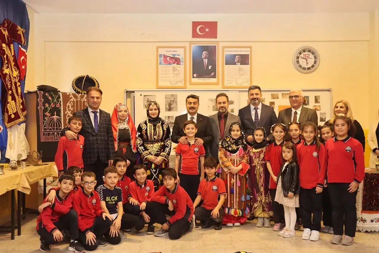 Sivas’ta minik yüreklerden büyük kültür dersi