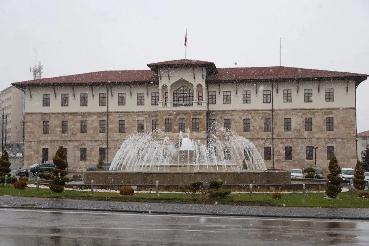 Sivas beyaza büründü: Dün yağmur, bugün kar