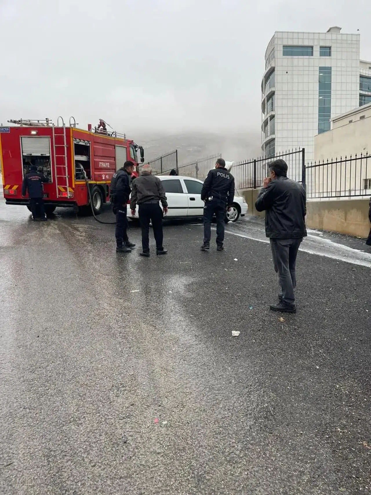 Hastanede Korku Dolu Anlar! Otomobil Alevlere Teslim Oluyordu