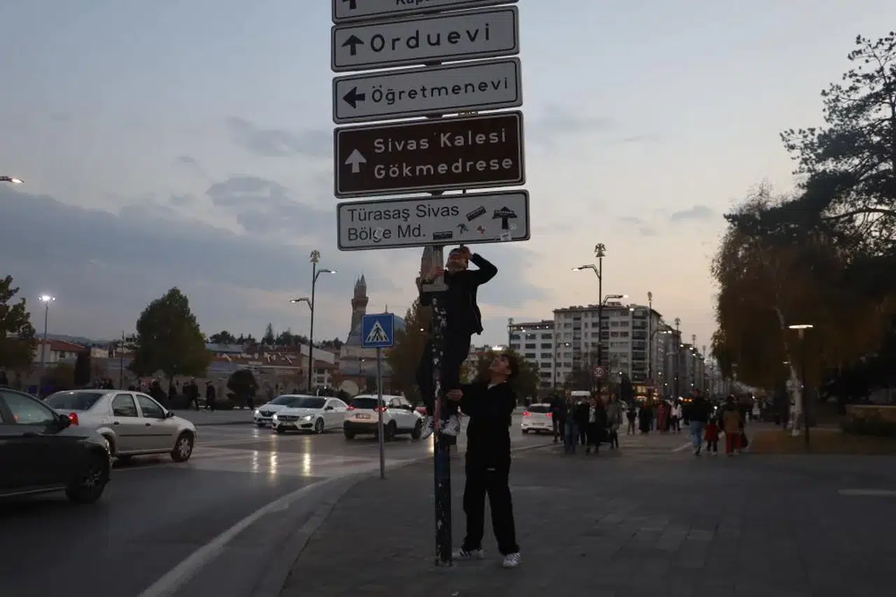 Cumhuriyet Üniversitesi Tabelası Bile Söküldü! Çılgın Akım!