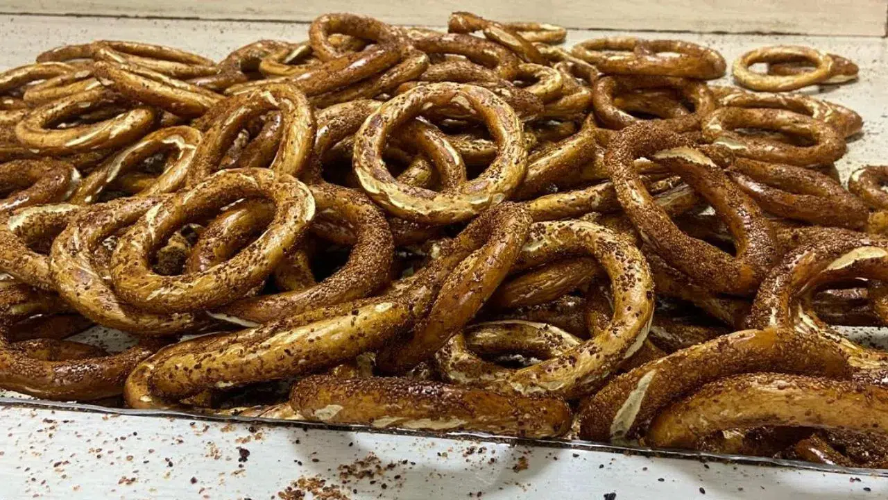 Pekmezli Suda Haşlanıyor, Taş Fırında Pişiyor! İşte Sivas'ın Tescilli Lezzeti Kazan Simidi!