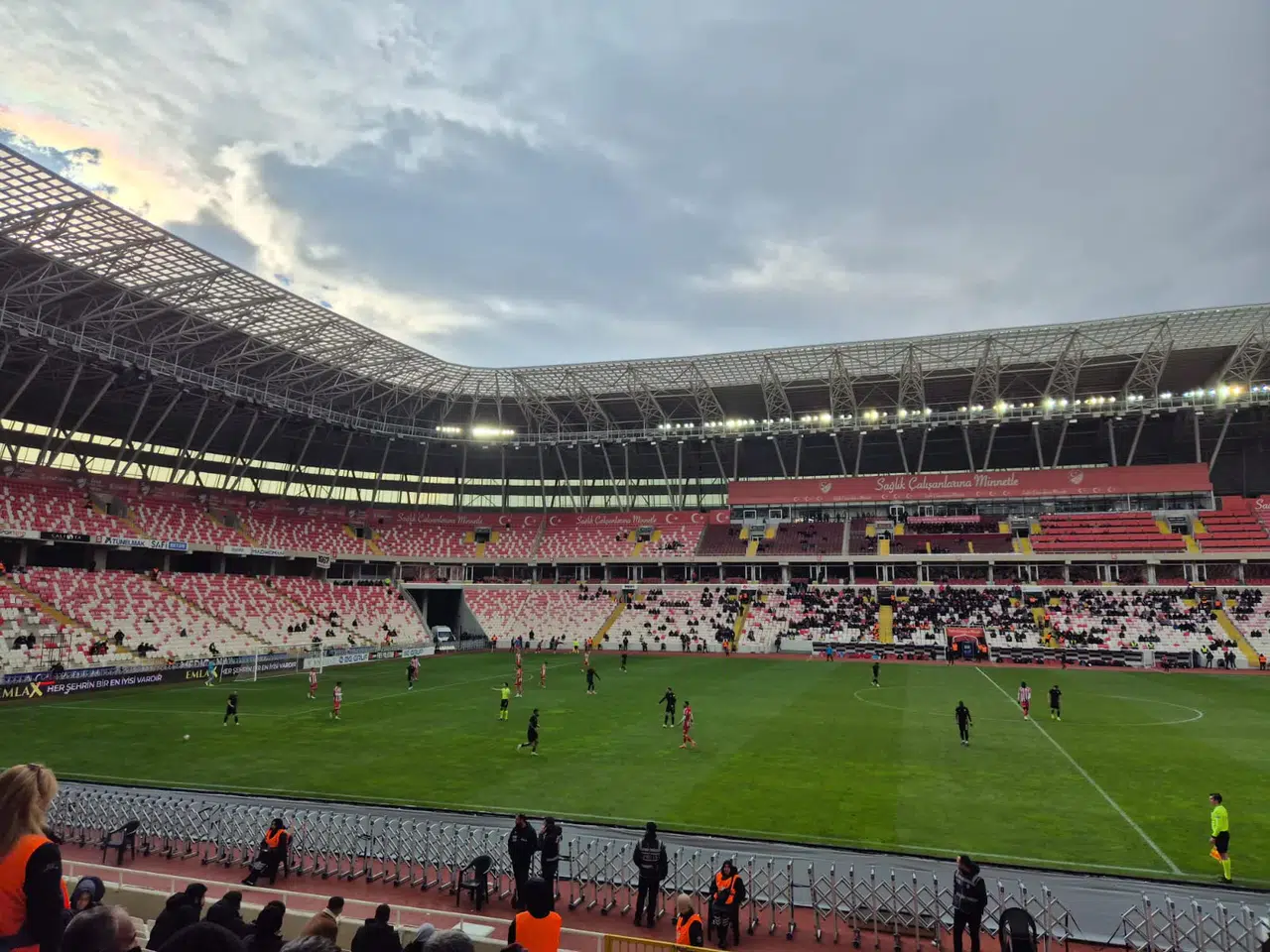 Sivasspor’da üç puan geldi fakat tribünlerde durum değişmedi