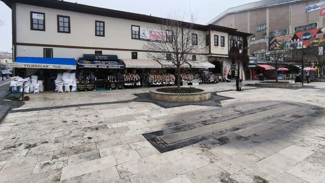 Emeklilerin Vazgeçilmeziydi: Meydanlar Issız, Banklar Boş Kaldı