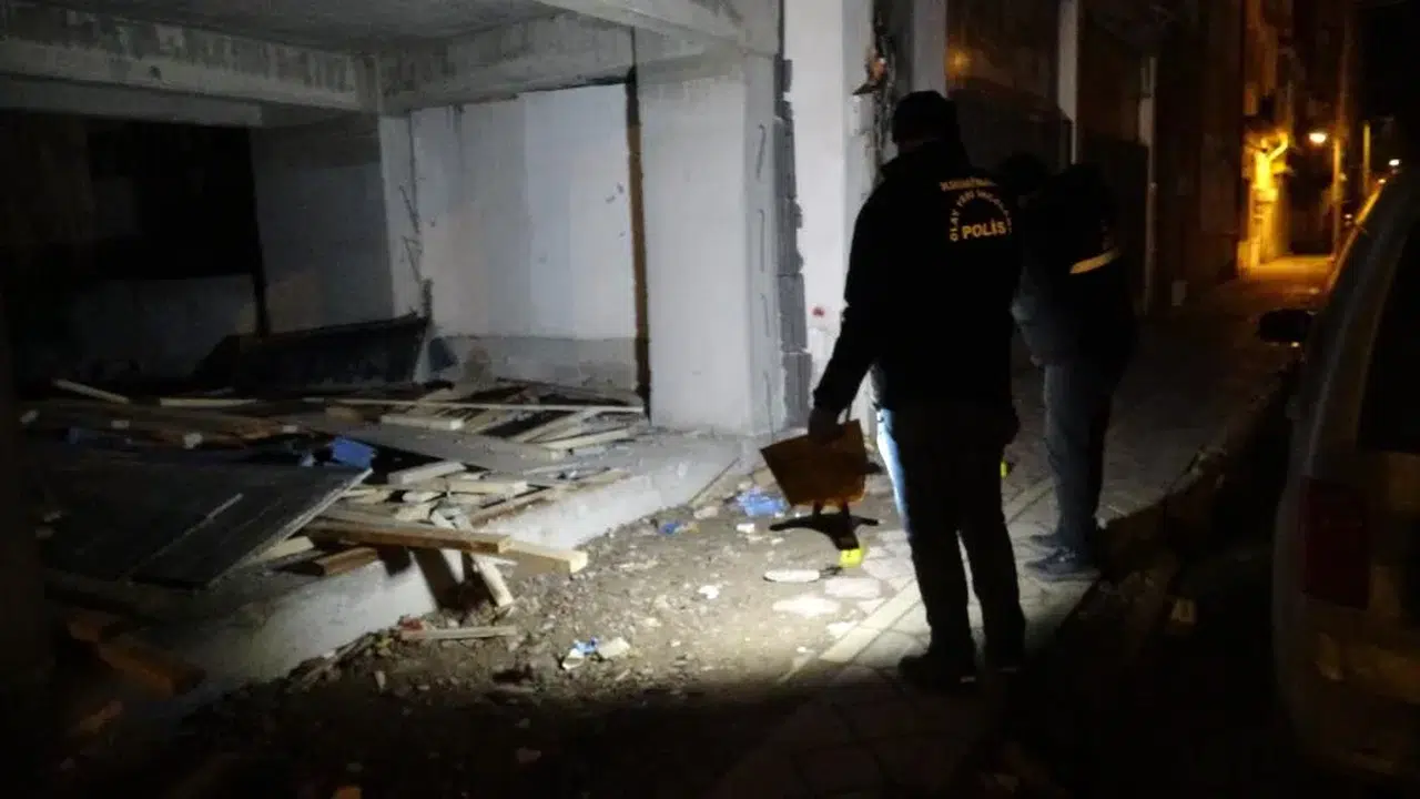 Kız meselesi! Gece saatlerinde kalabalık grup 18 yaşındaki gence saldırdı