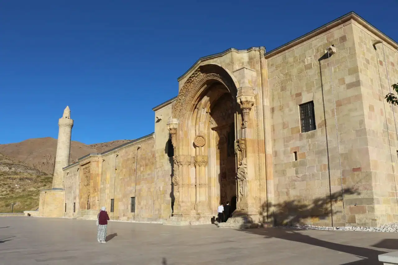 TRT 1 Gündem Ötesi: Divriği Ulu Cami’yi Dünyada Benzersiz Yapan Ne?