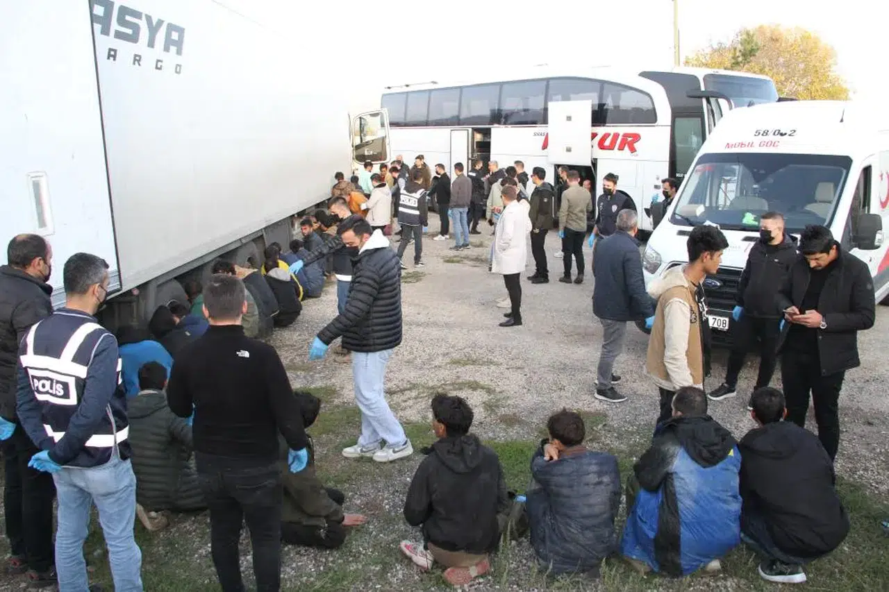 Kaçak Göçmenler Sivas'ta Bir Tırın Dorsesinde Böyle Yakalandı!