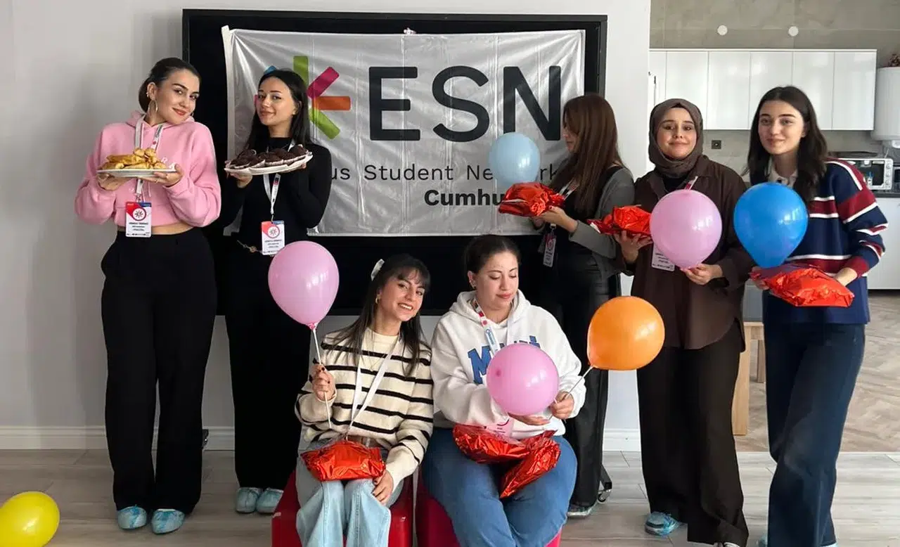 Sivas'ta öğrencilerden unutulmayacak Mutlu Çocuk Günü programı