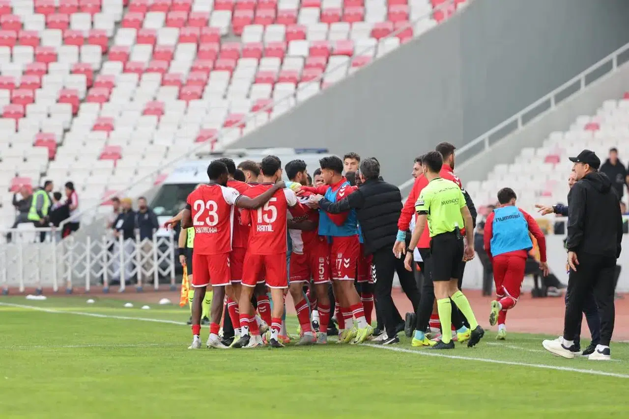 Sivas’ta özlenen anlar: Tribünler ayağa kalktı, futbolcular coştu!
