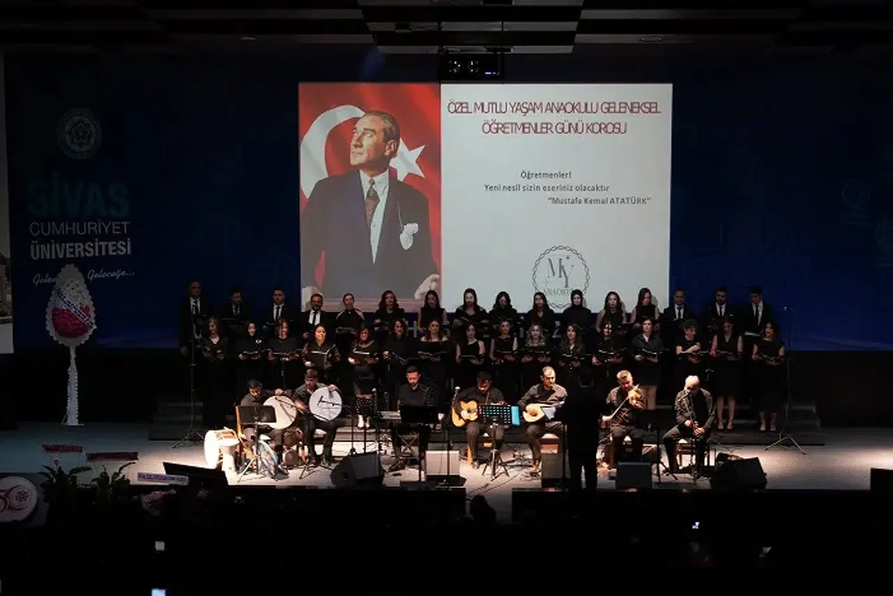 Sivas'ta sahne öğretmen ve velilerdeydi