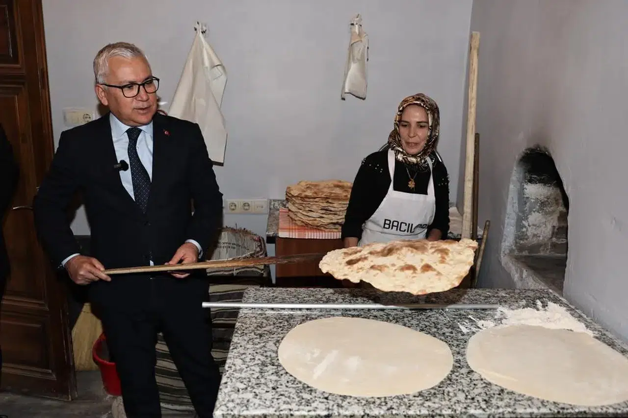 Sivas Valisi Divriği’de yemin etti, ekmek pişirdi