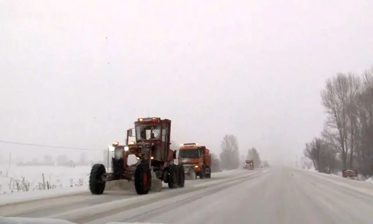 Sivas'ın yüksek kesimlerinde kar: Kızıldağ ve Sakaltutan'da kar çalışması