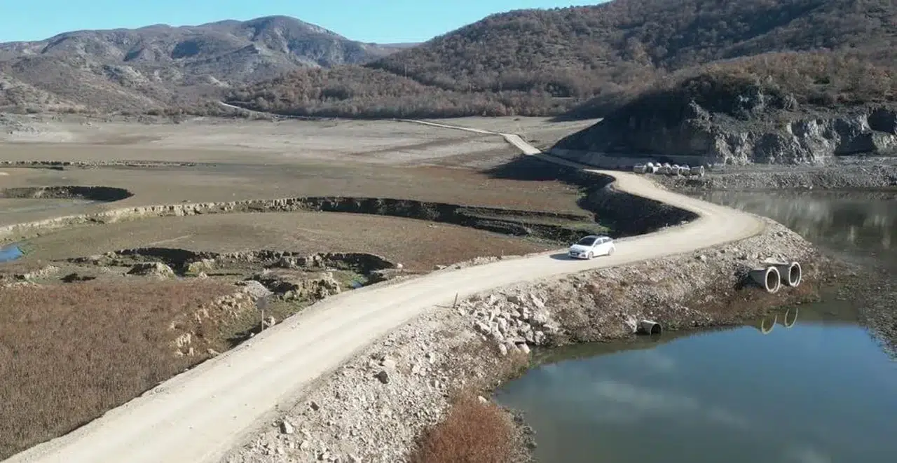 Sular çekilince açılan yol kalıcı oluyor