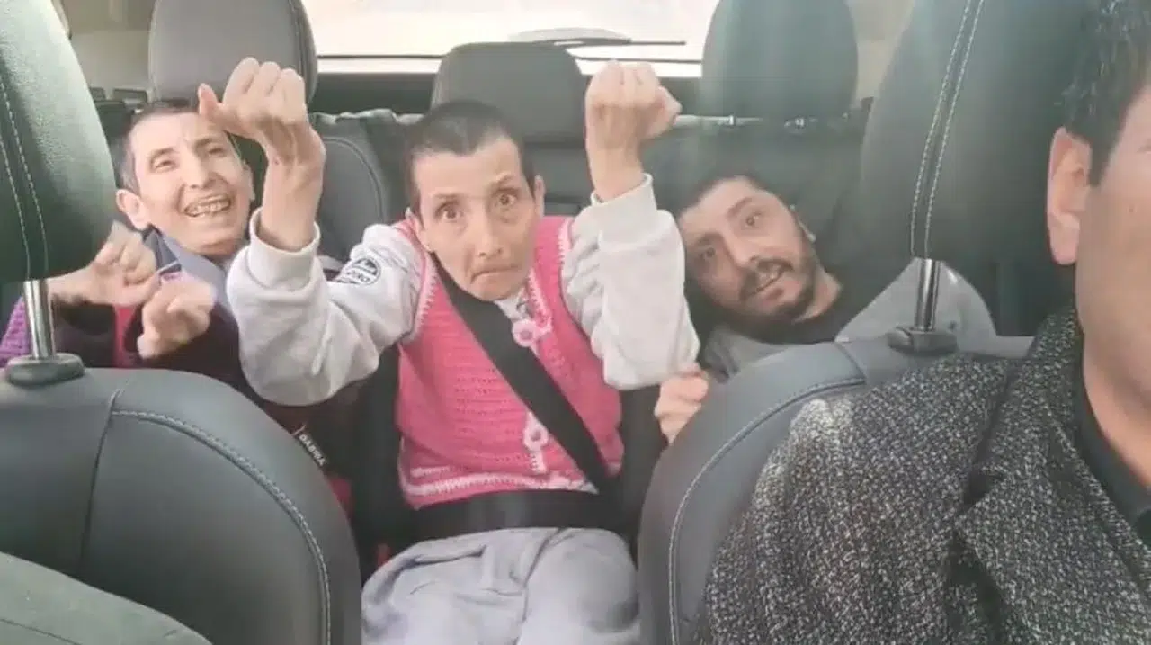 Sivas Zara'da engelli kardeşleri araba mutluluğu