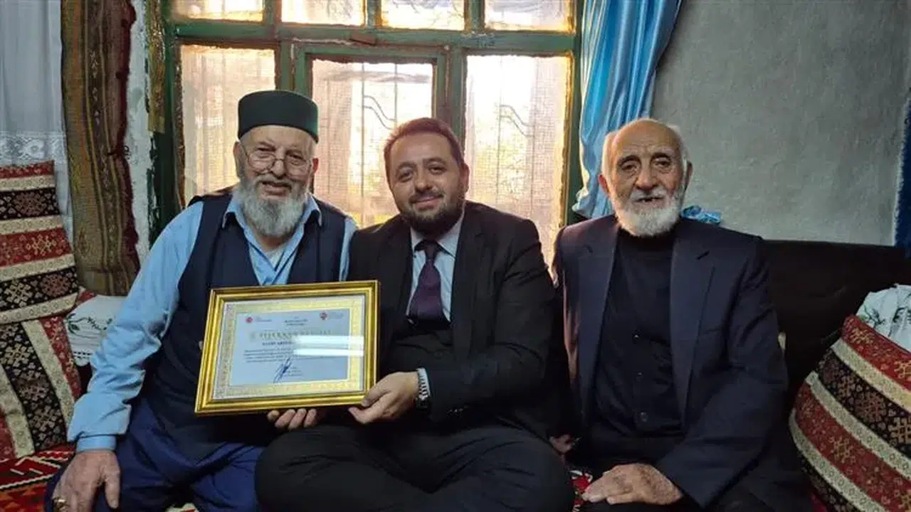 Sivaslı Abdurrahman dededen hafızlara 1 milyon TL