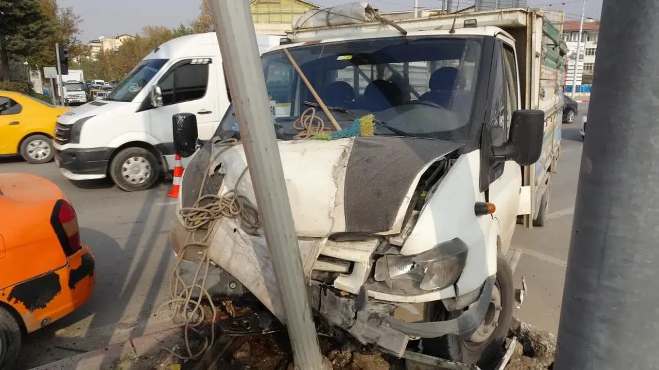 İstasyon Kavşağı'nda Şiddetli Çarpışma! Yaralılar Var