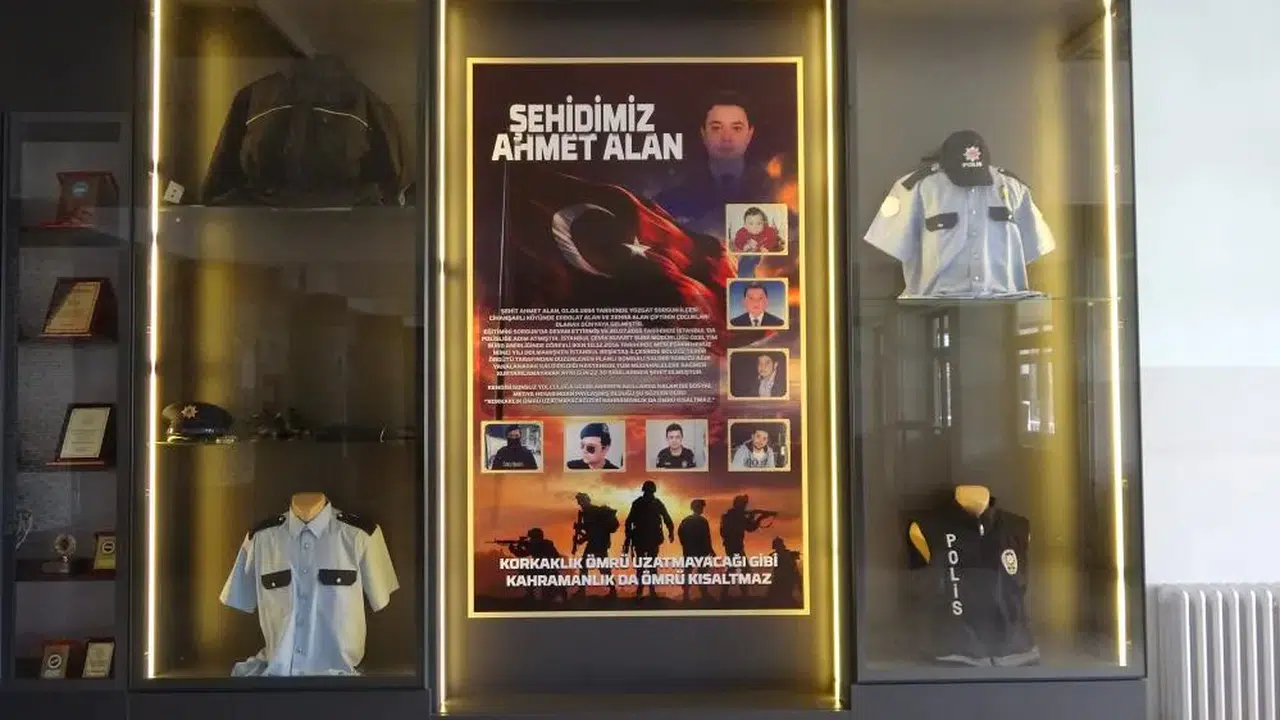 Şehit Ahmet Alan'ın Eşyaları Okulunda Anı Köşesinde