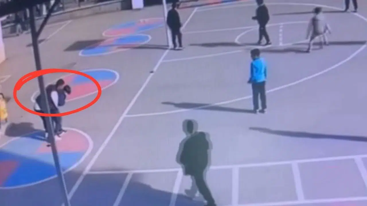 Sivas'ta Korku Dolu Anlar! Türkiye Bu Görüntüyü Konuşuyor! Öğretmen Öğrencisini Böyle Kurtardı!