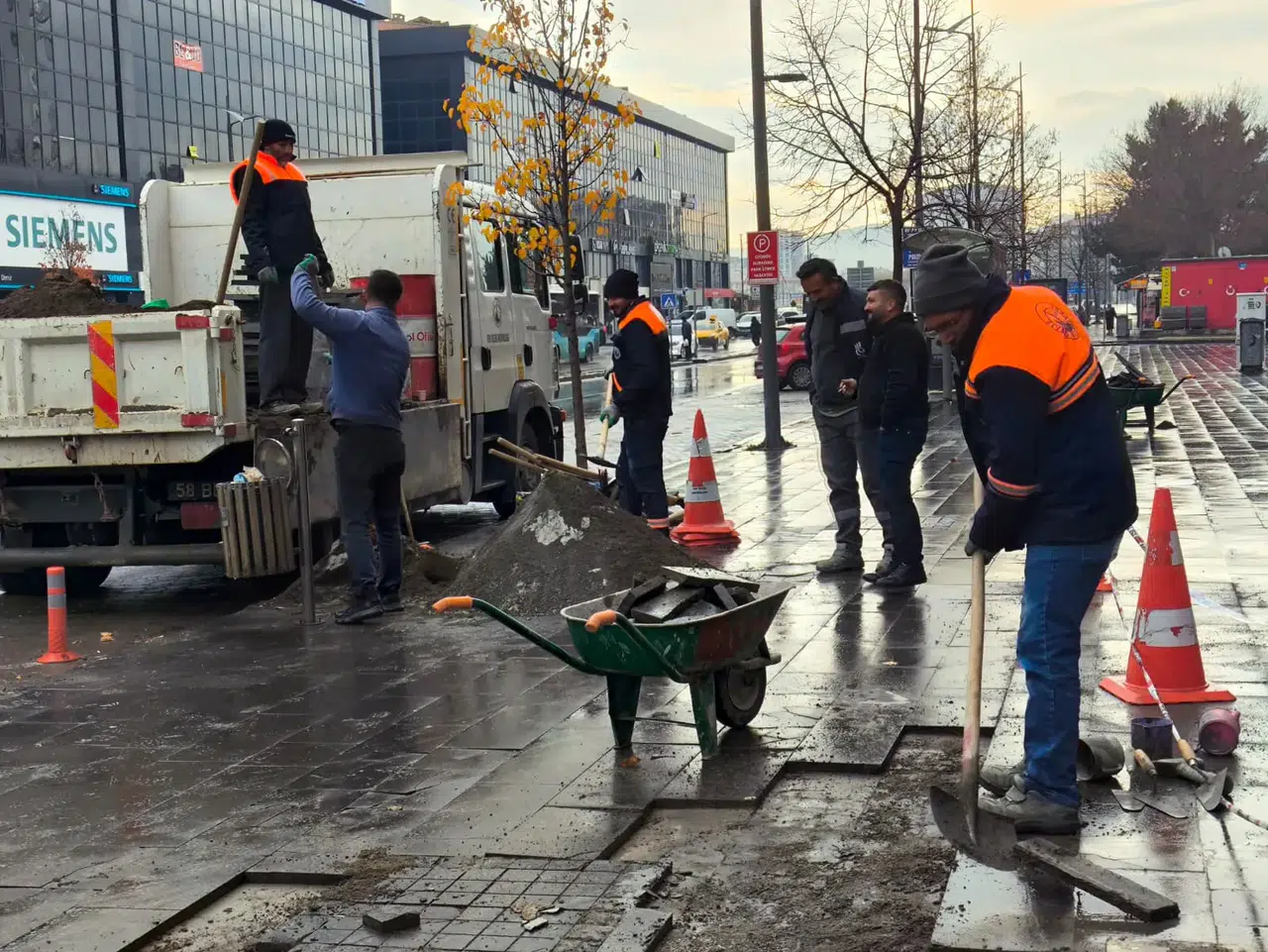 Sivas’ın En İşlek Caddesinde Çalışmalar Hızlandı
