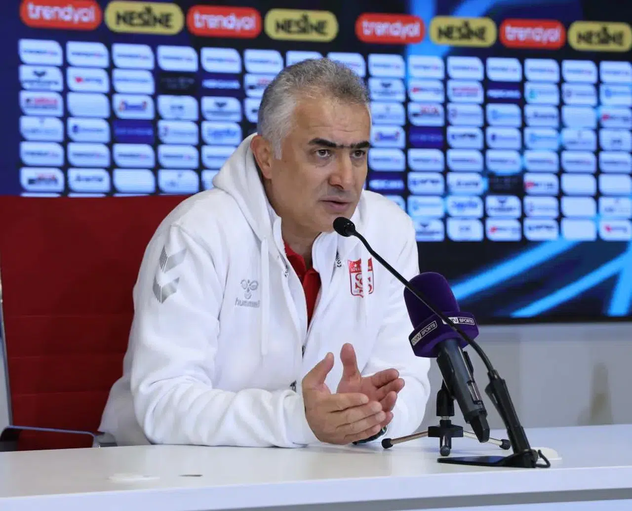 1 Puan Sonrası Gergin Açıklamalar: Altıparmak Hakemi Hedef Aldı