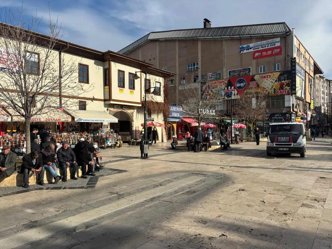 Sivas’ta Kış Güneşi Çıkınca Emekliler Bu Alanları Dolduruyor!