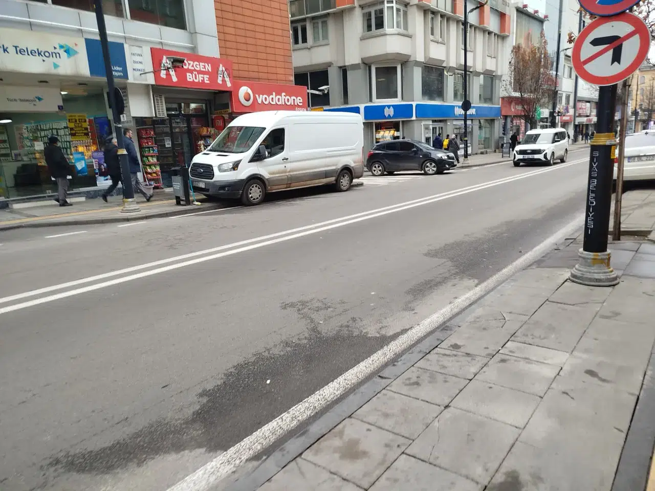 Sivas'ta Kaldırımlar Araçlara, Yayalar Yollara Mahkum!