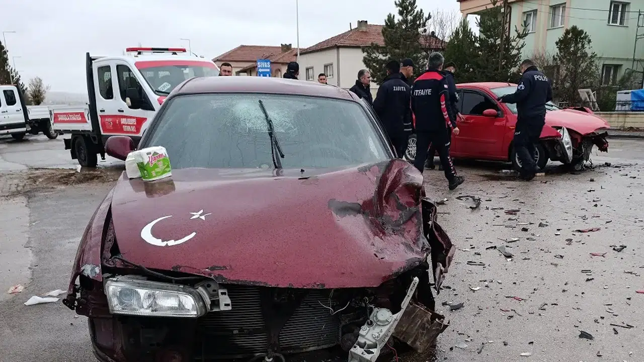 Sivas’ın Şarkışla İlçesinde trafiği kilitleyen kaza