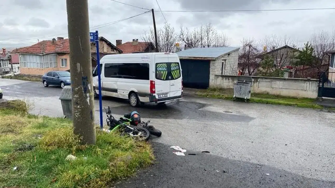 Sivas'ta motosiklet minibüse çarptı: 1 yaralı!