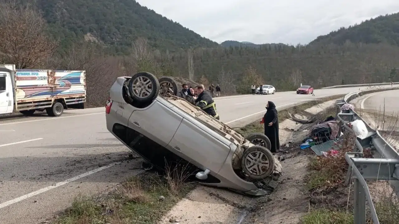 Direksiyon Hakimiyeti Kayboldu, Otomobil Yoldan Savruldu