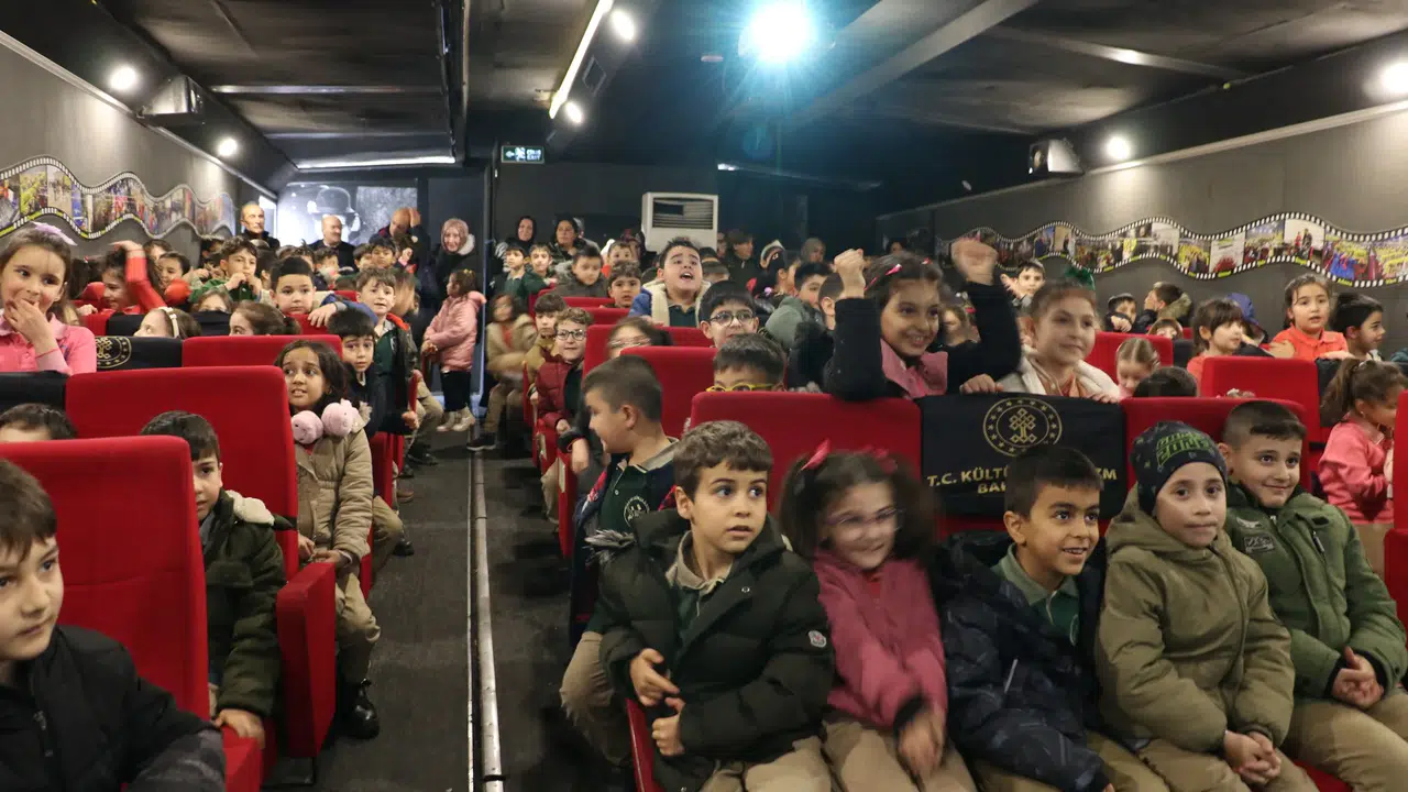 Sivas'ta Sinema Heyecanı Sona Erdi! Gezen Sinema 20 Bin Çocuğun Hayalini Gerçekleştirdi!