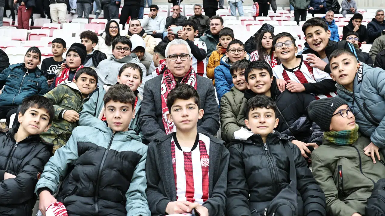 Vali Şimşek, Sivasspor Maçını Minik Taraftarlarla Tribünde İzledi