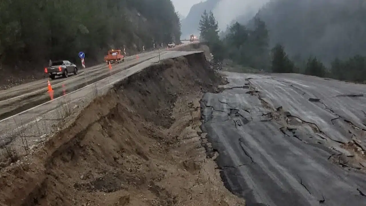 Adana, Kayseri -Sivas kara yolunda bulunan helikopter pisti heyelanla ikiye ayrıldı