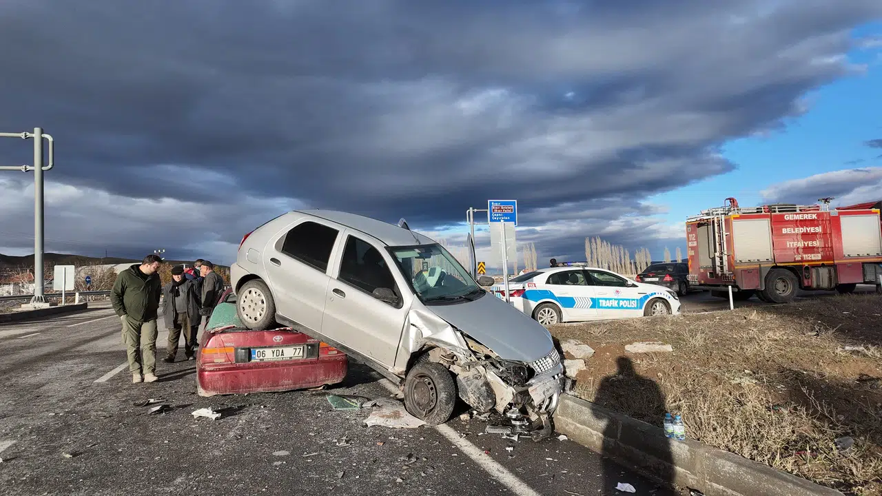 Sivas'ta Feci Kaza! İki Otomobil Çarpıştı! Yaralılar Var!