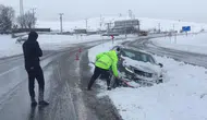 Buz Kesmiş Yollarda Mahsur Kalanların İmdadına Yetiştiler