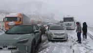 Erzincan-Sivas kara yolunda yoğun kar ulaşımı felç etti